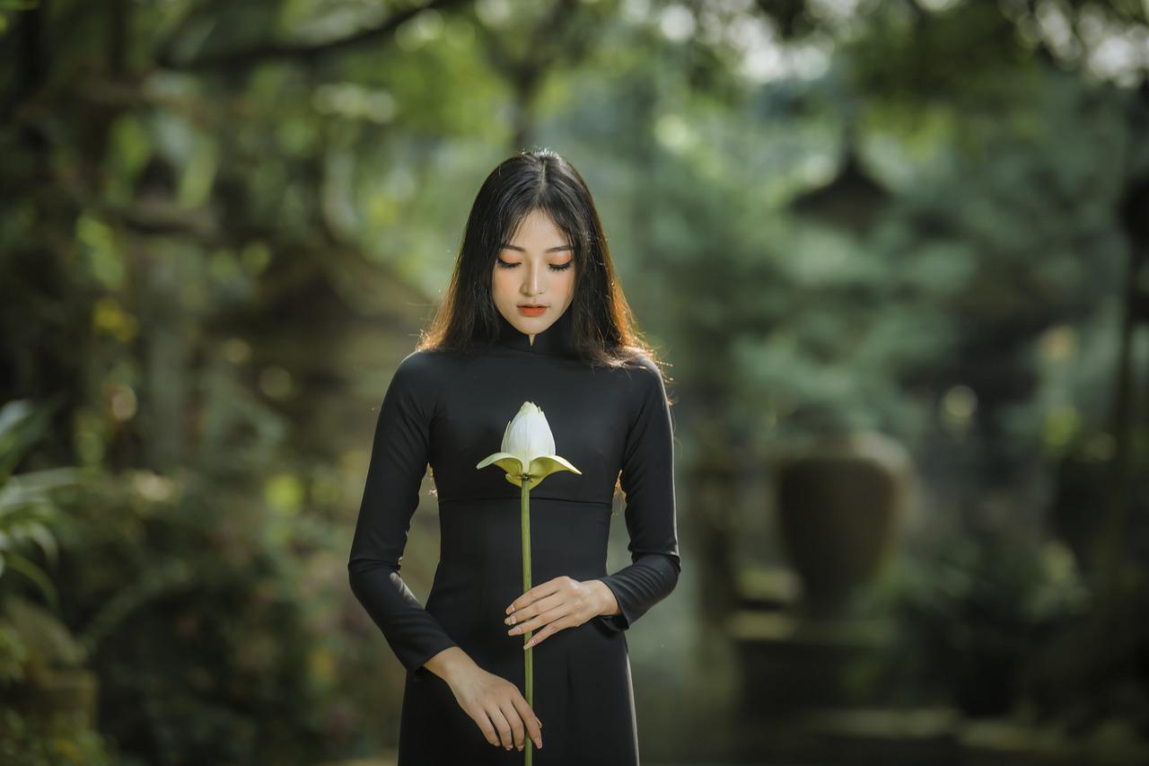 woman in black dress by nikon d850
